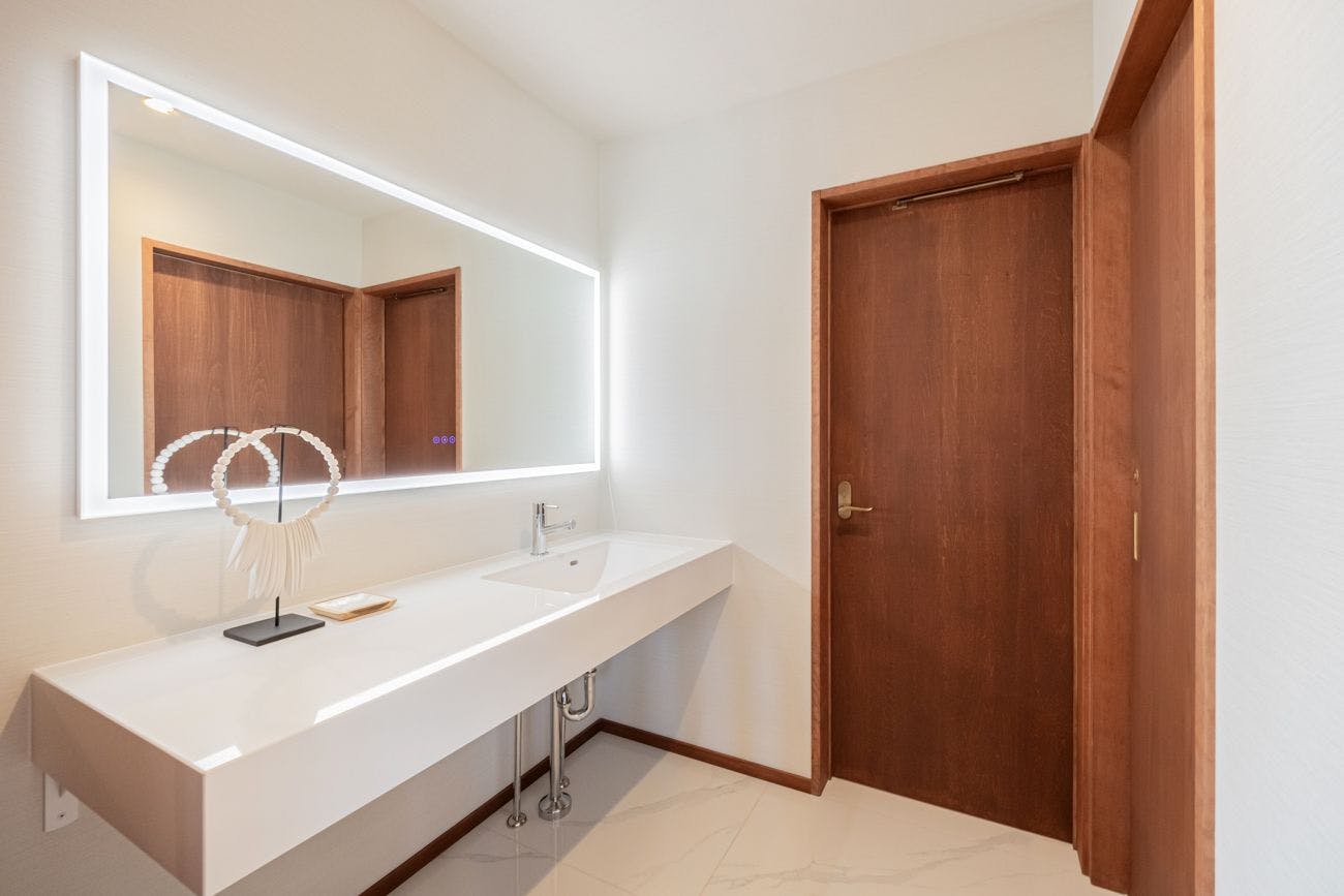 有两个洗手间。