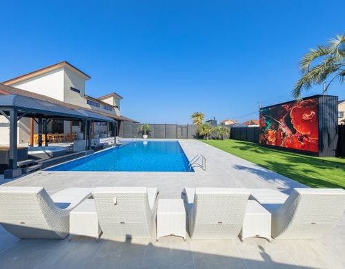 プールサイドには、巨大デジタルサイネージ