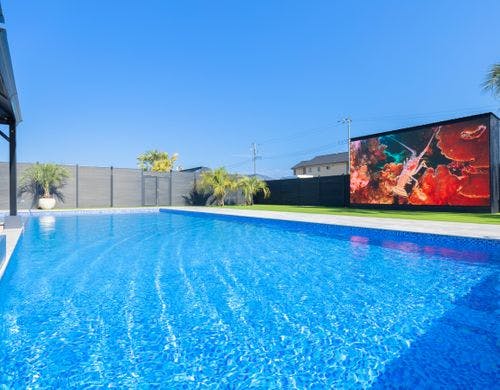 プール・巨大デジタルサイネージ