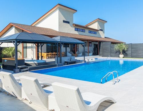 外観・プールサイド・ピロティ