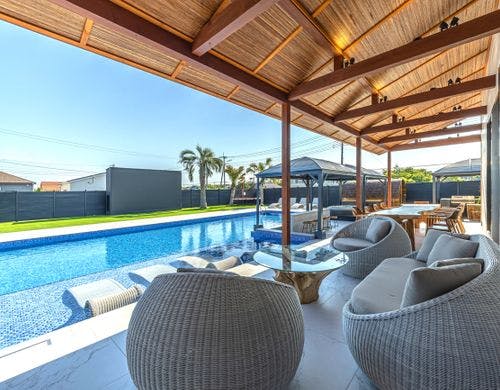 ピロティ・ソファセット・プール