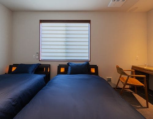 1階洋寝室には、セミダブル2台・机1台