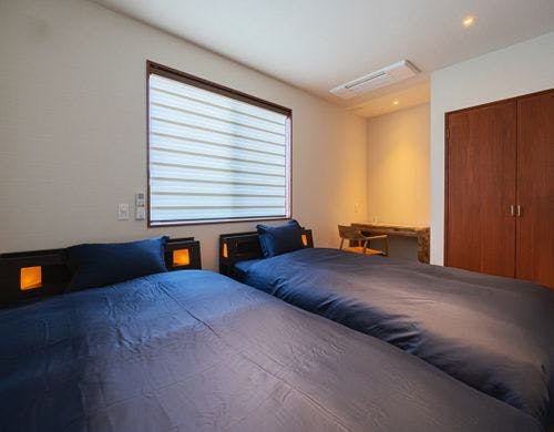 1階洋寝室には、セミダブル2台・机