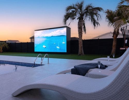 プールサイドから巨大デジタルサイネージ