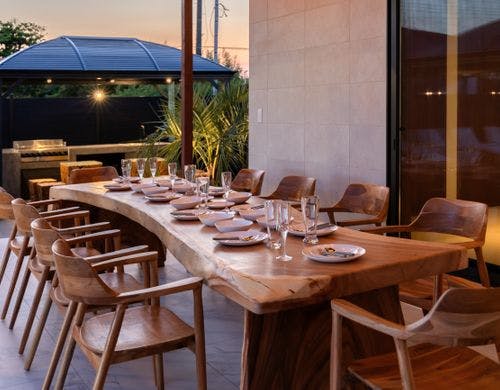 夕暮れのピロティでディナータイム