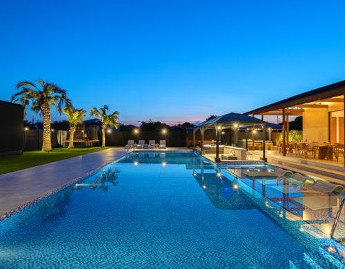 プールは、16×6メートル深さ1.3メートル。