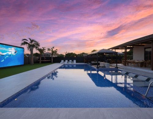 夕暮れのプール