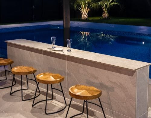 夜のプールバーカウンター