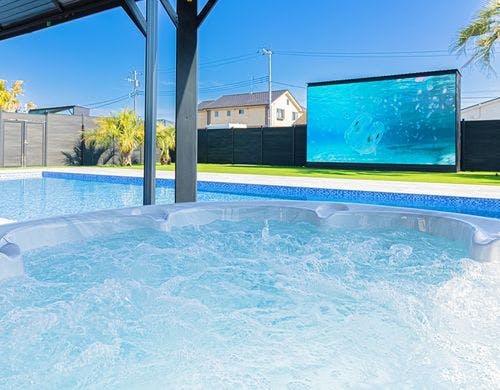 ジャグジーから巨大デジタルサイネージ。