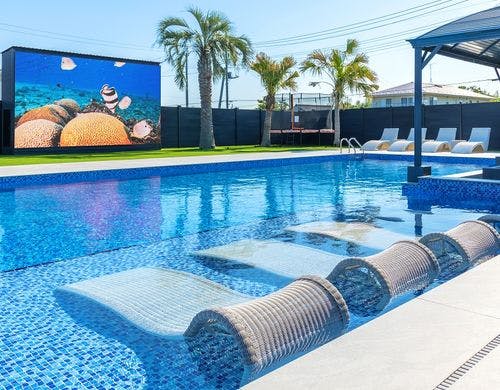 深さ30センチのプールの水中ベット