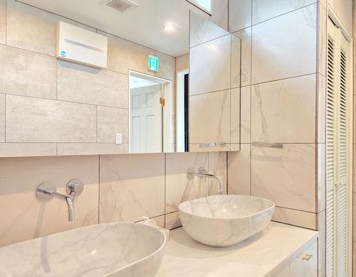 西海岸をイメージした洗面所