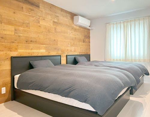 ウッド調でダブルベッドのある寝室