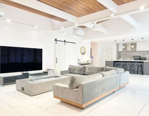 フルキッチン付きの広々リビング