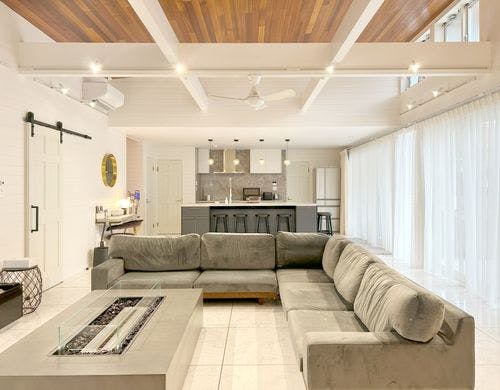 キッチン付きの広々リビング