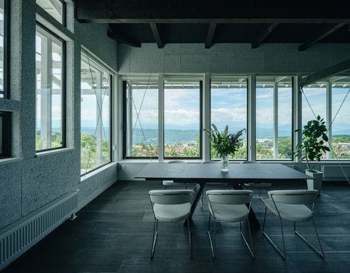 大きな窓からは八ヶ岳などの絶景ビュー