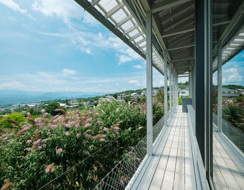 落下防止柵もあるベランダから望む風景