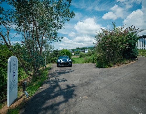 2か所合計で普通車約4台分の無料駐車場