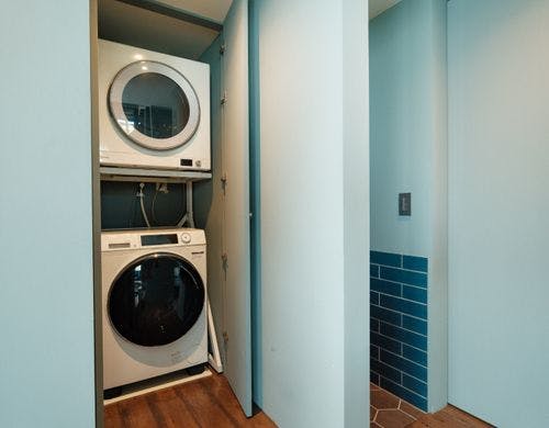 洗濯機と乾燥機（ガス）と洗剤ございます。