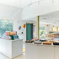 คาเฟ่/บูติกที่ตั้งอยู่ชั้น 1 ของสิ่งอำนวยความสะดวก