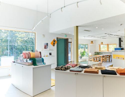 施設１階に併設のカフェ／ブティック