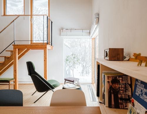 窓際カウチとテラス