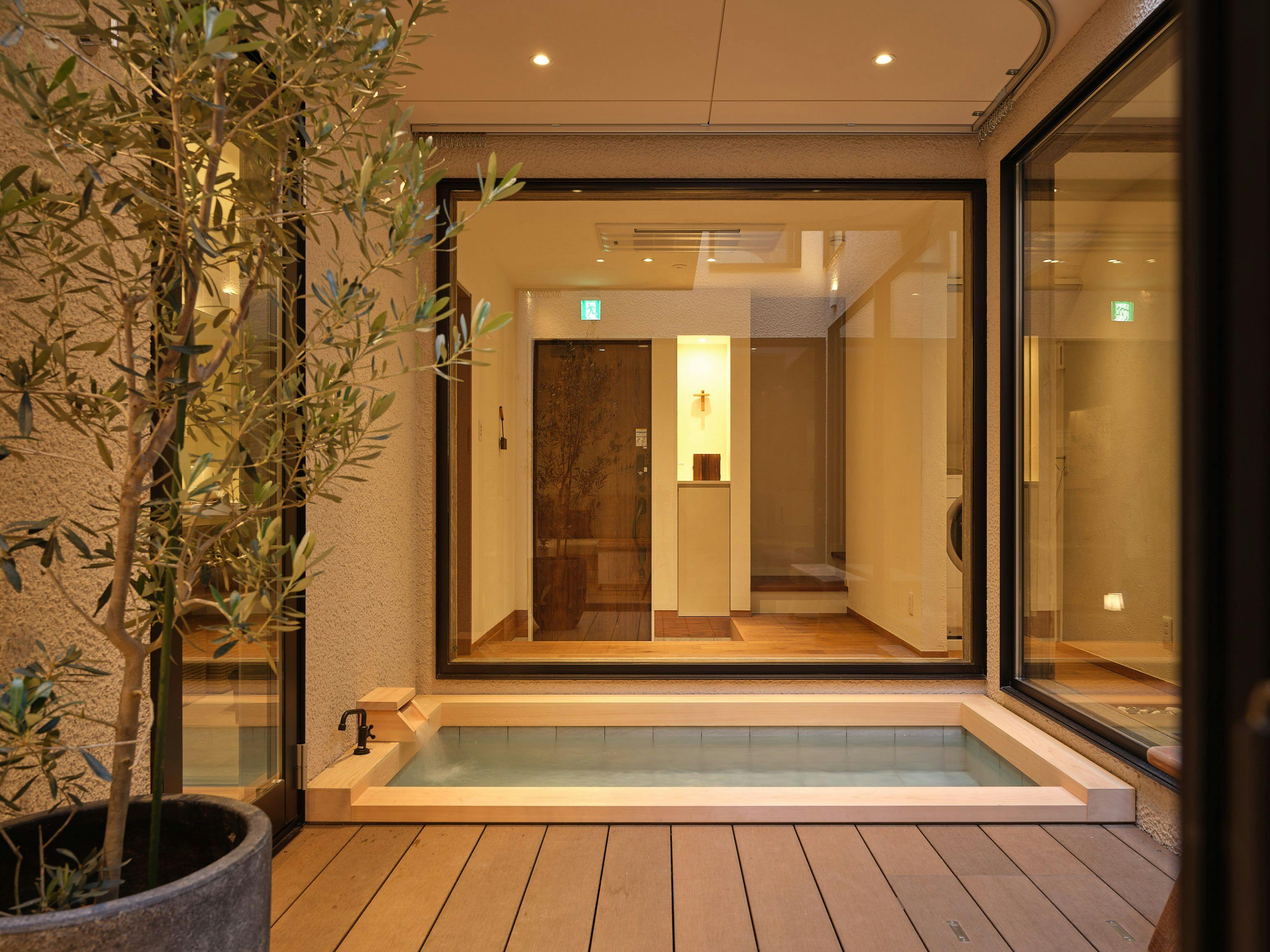 อ่างอาบน้ำขนาดใหญ่สามารถใช้เป็นสระว่ายน้ำได้!