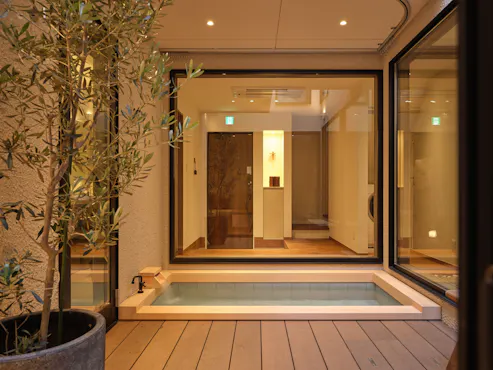 อ่างอาบน้ำขนาดใหญ่สามารถใช้เป็นสระว่ายน้ำได้!