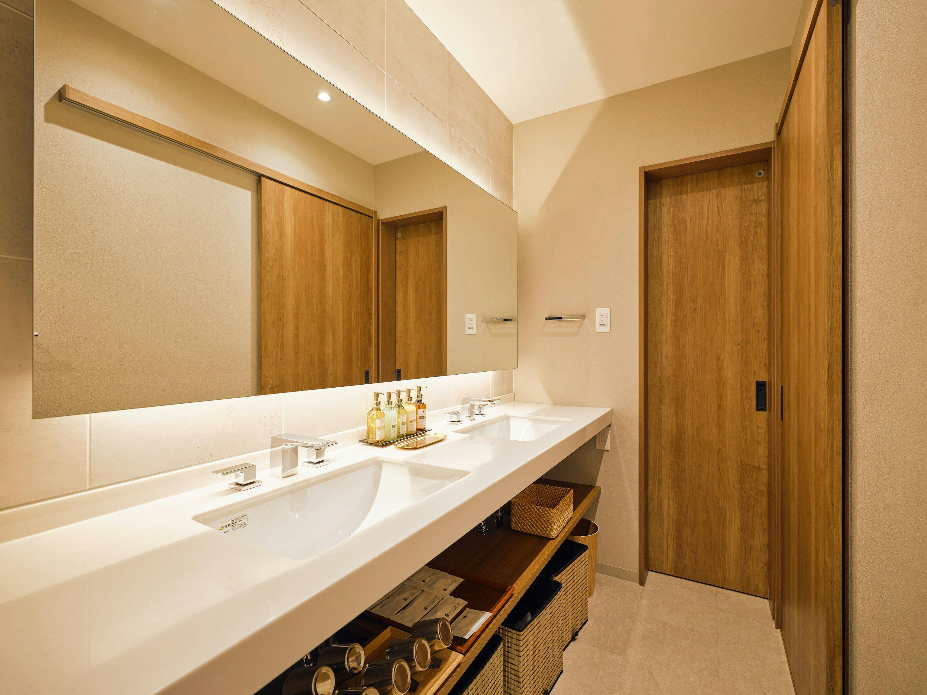 เวลาแช่น้ำในบรรยากาศเงียบสงบ พร้อมอ่างล้างหน้ากว้างขวาง