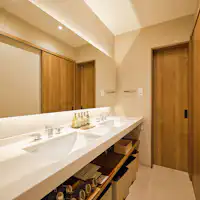 เวลาแช่น้ำในบรรยากาศเงียบสงบ พร้อมอ่างล้างหน้ากว้างขวาง