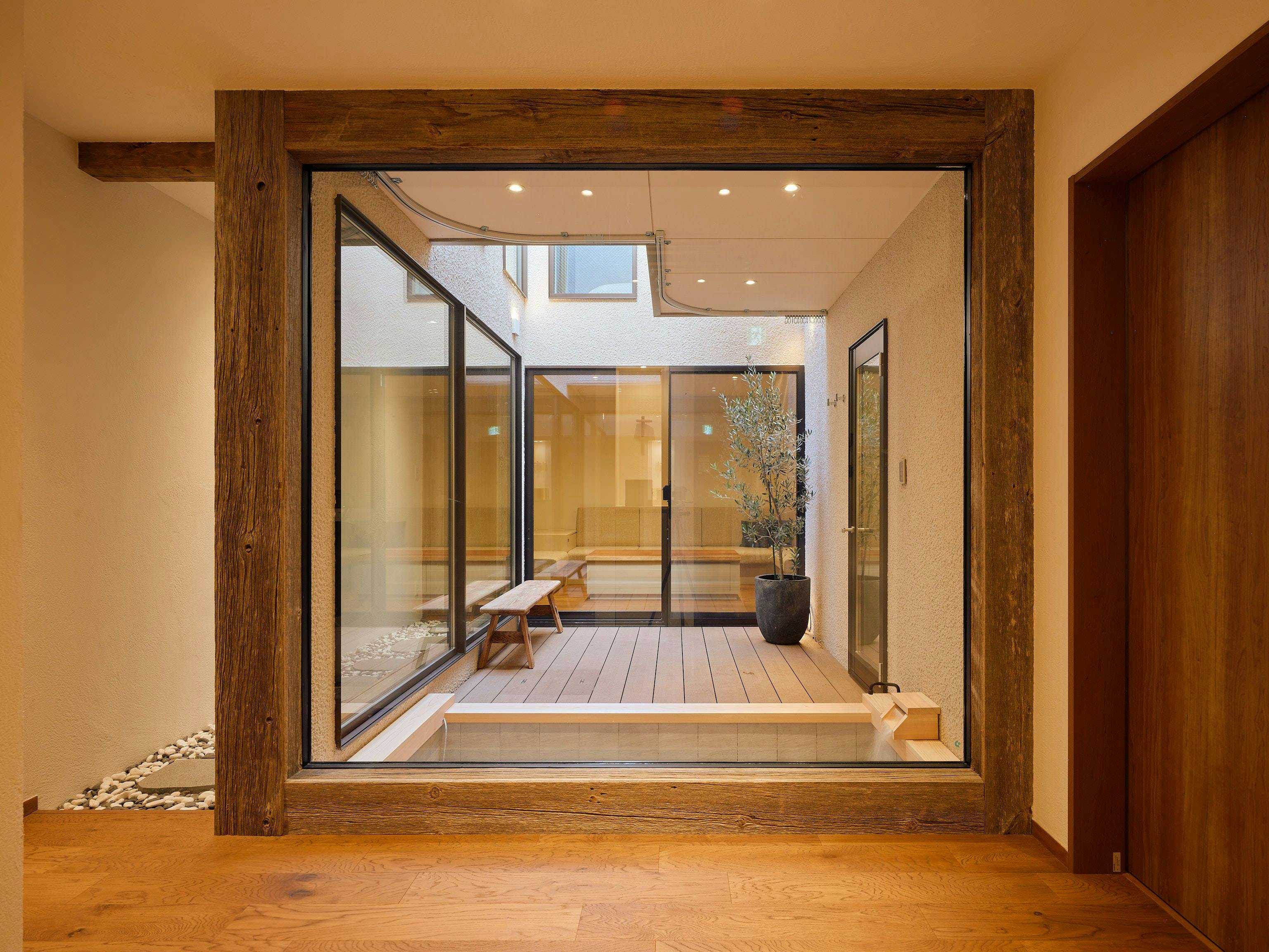 เสน่ห์ของโลกอีกใบที่เกิดจากเพดานสูง×ไม้เก่า×บ้านสร้างใหม่