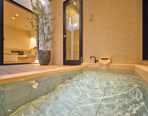 窓のような空を眺めお楽しみ入浴頂けます