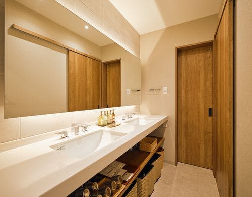 静寂に浸かる開放湯時間、洗面台も広々