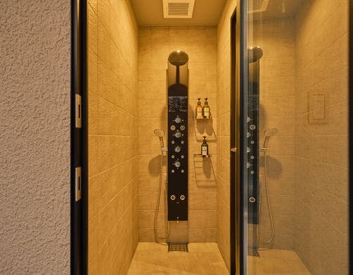 採光と遮音の革新的な両立。シャワーも充実