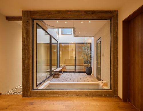 吹き抜け×古材×新築が生む別世界が魅力