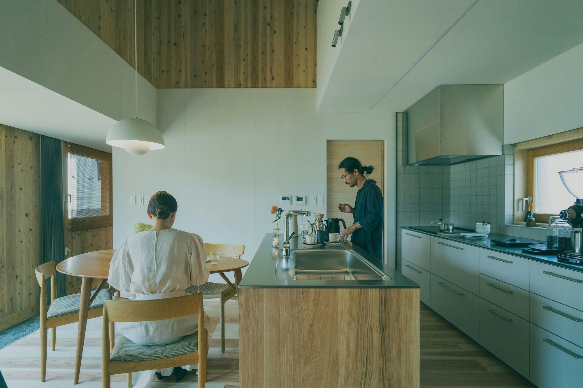 対面キッチンとダイニング