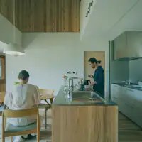 対面キッチンとダイニング