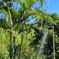 สดชื่นด้วยฝักบัวในสวน