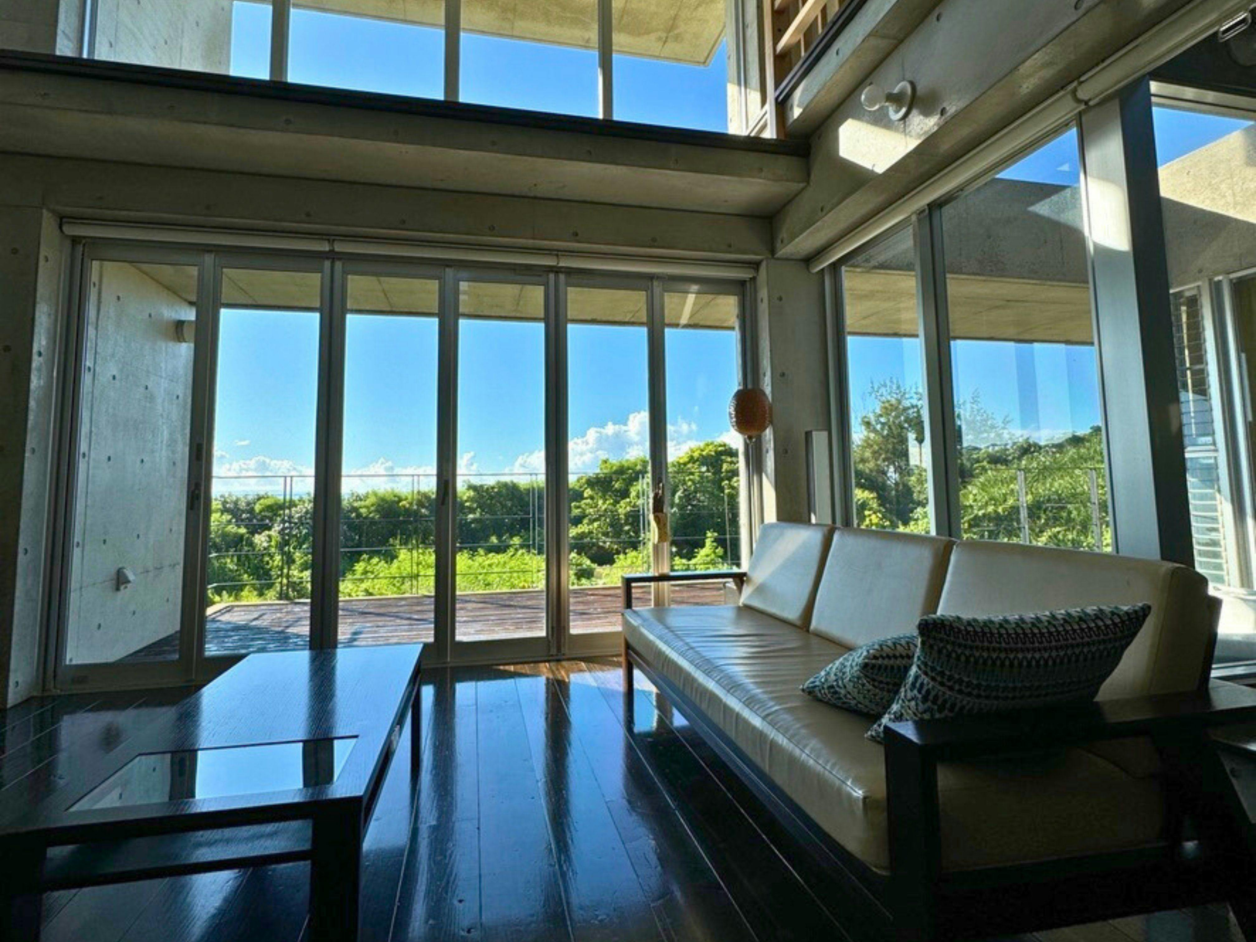 วิวทะเลจากหน้าต่างบานใหญ่