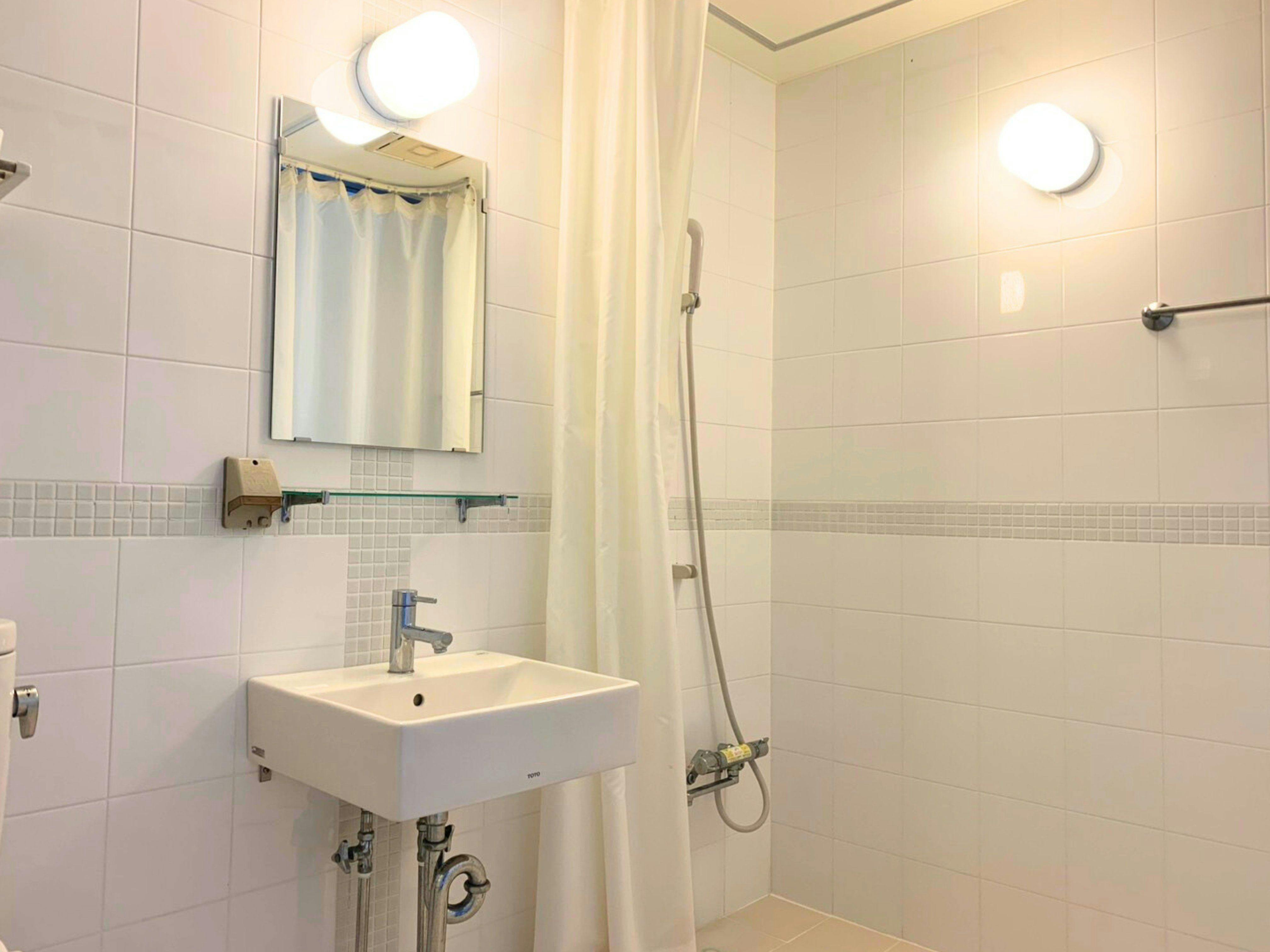 อ่างล้างหน้าและห้องอาบน้ำที่สะอาดสะอ้าน