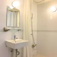 อ่างล้างหน้าและห้องอาบน้ำที่สะอาดสะอ้าน