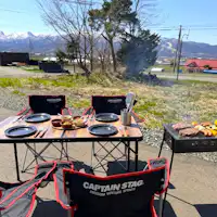 テーブルと椅子を完備