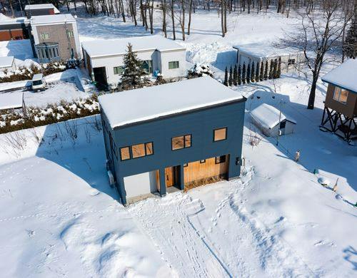 雪原に建つヴィラを上空から