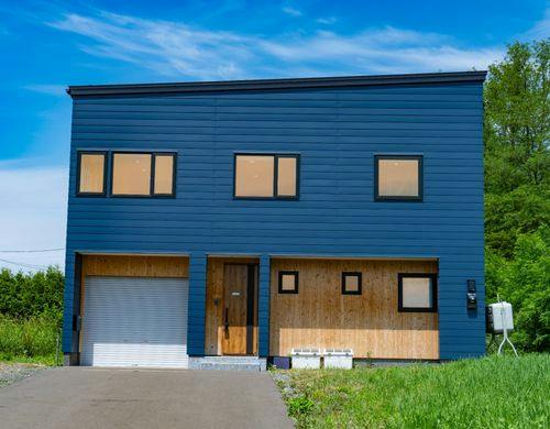 夏の陽射しを受ける建物