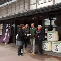 英語ガイドと歴史ある酒蔵を巡る特別体験