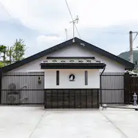 専用駐車場を完備。和モダンな外観