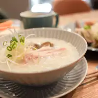 Sarapan berupa bubur ala Tiongkok dan lainnya.