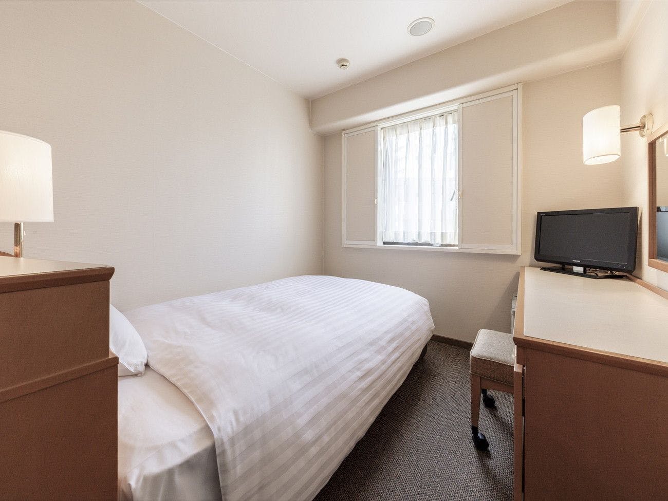 広さ12平米、ベッドはセミダブルベッド