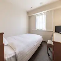 広さ12平米、ベッドはセミダブルベッド