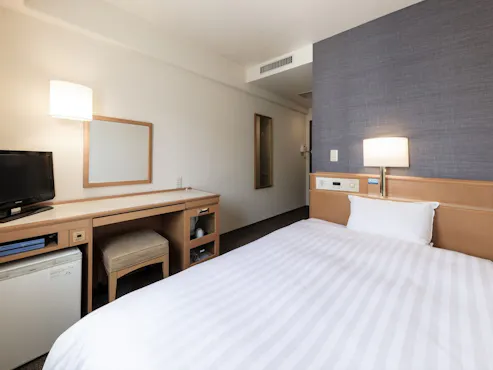 広さ12平米、ベッドはセミダブルベッド