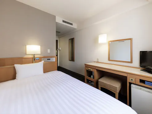 広さ12平米、ベッドはセミダブルベッド